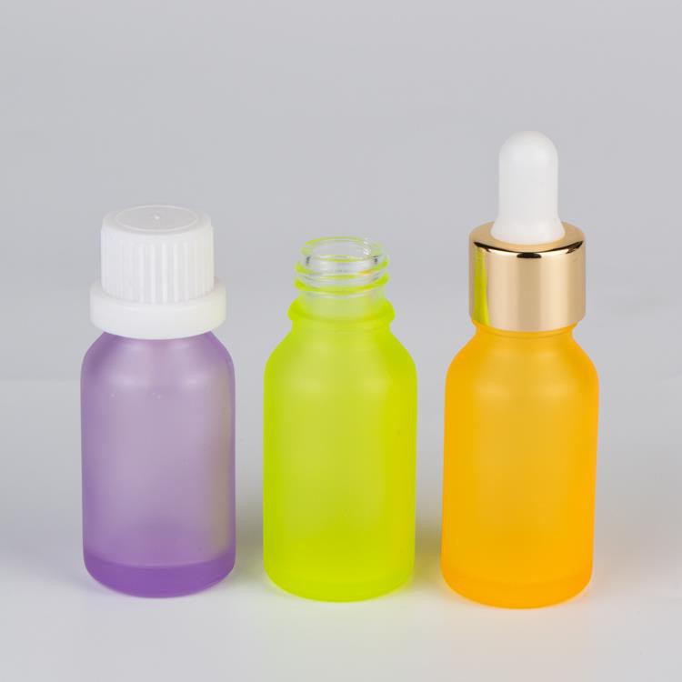 Mini essential oil bottles are more suitable for carrying essential oils for ...
